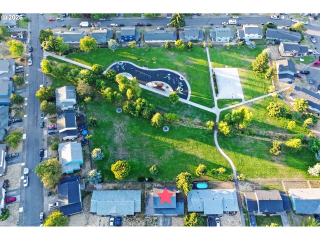 30 T St, Springfield, OR 97477