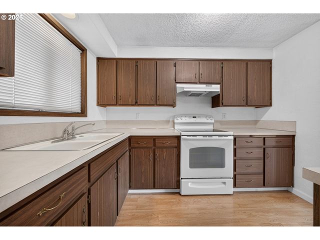 30 T St, Springfield, OR 97477