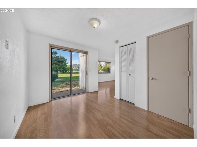 30 T St, Springfield, OR 97477
