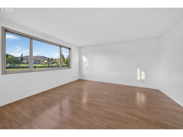 30 T St, Springfield, OR 97477