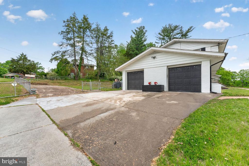 Image 5 of property listing at 5406 CHESTERFIELD DR, Temple Hills, MD 20748