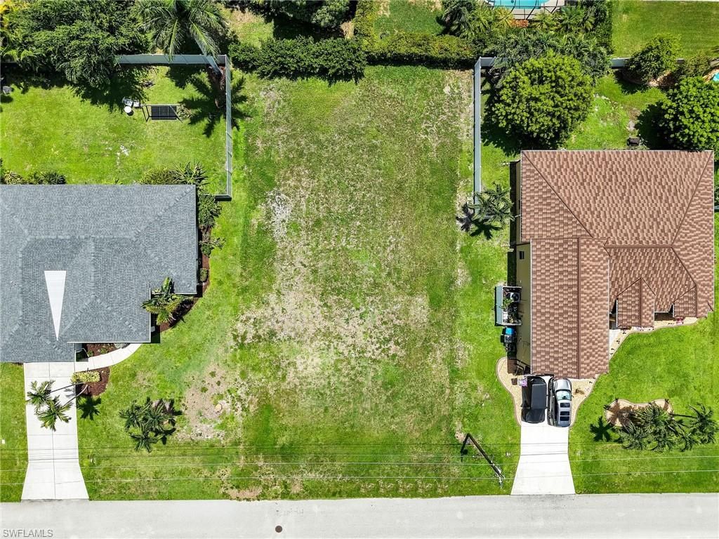 Image 4 of property listing at 5235 27th PL, Cape Coral, FL 33914