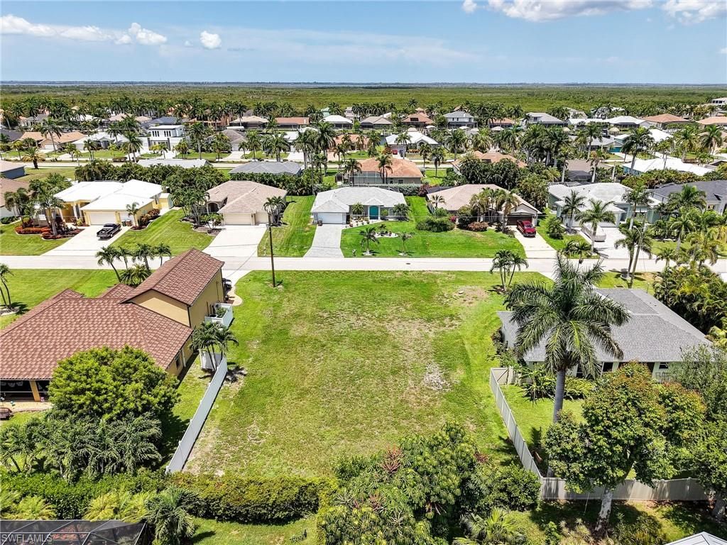 Image 9 of property listing at 5235 27th PL, Cape Coral, FL 33914