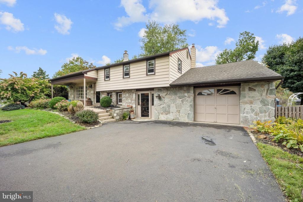 1043 DAVISVILLE RD, Southampton, PA 18966 — exterior