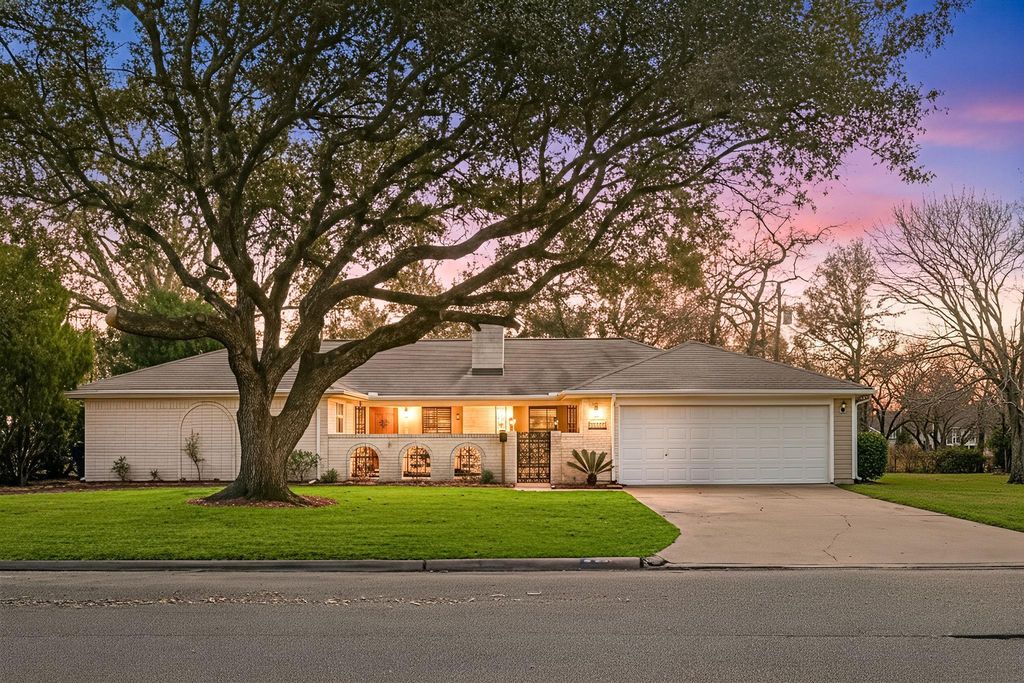 1719 Alta Vista Drive, Alvin, TX 77511