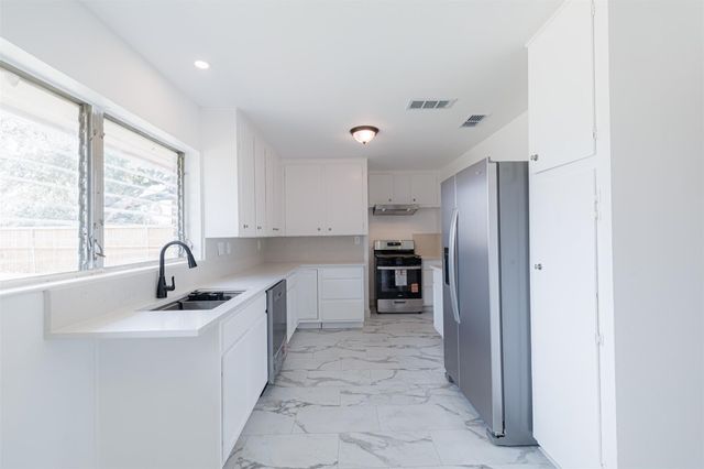 723 E Spreading Oak Drive, Houston, TX 77076