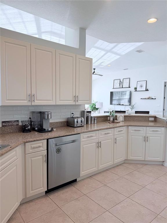 Image 12 of property listing at 1708 TRIANO CIRCLE 1708, Venice, FL 34292