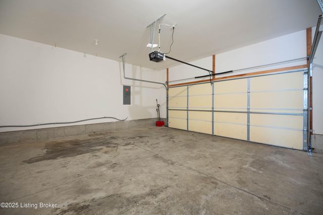 2108 Churchdown Ln, Louisville, KY 40214