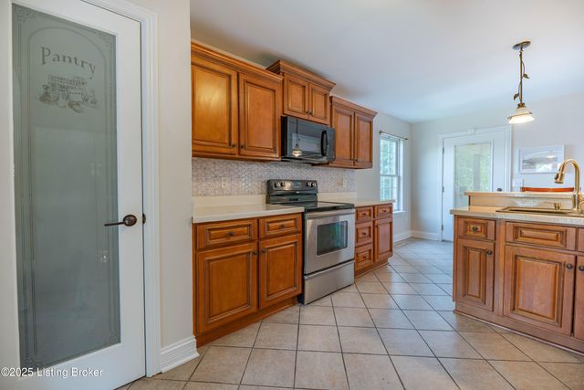 2108 Churchdown Ln, Louisville, KY 40214