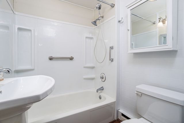 48R Manchester St, Leominster, MA 01453