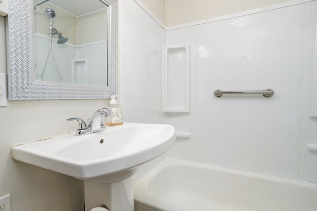 48R Manchester St, Leominster, MA 01453