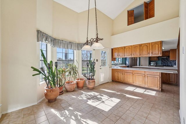407 Country LN, Mcdade, TX 78650