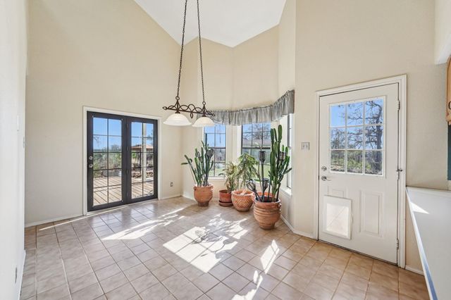 407 Country LN, Mcdade, TX 78650