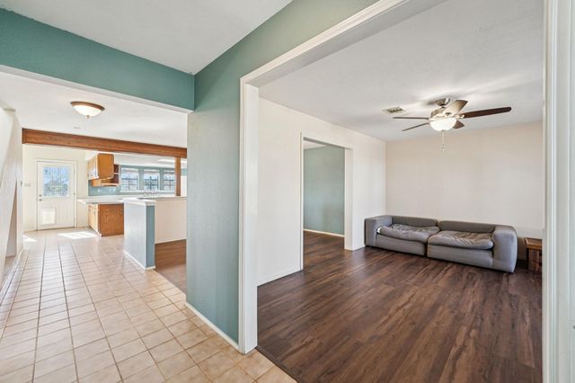 407 Country LN, Mcdade, TX 78650