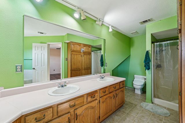 407 Country LN, Mcdade, TX 78650