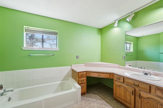 407 Country LN, Mcdade, TX 78650