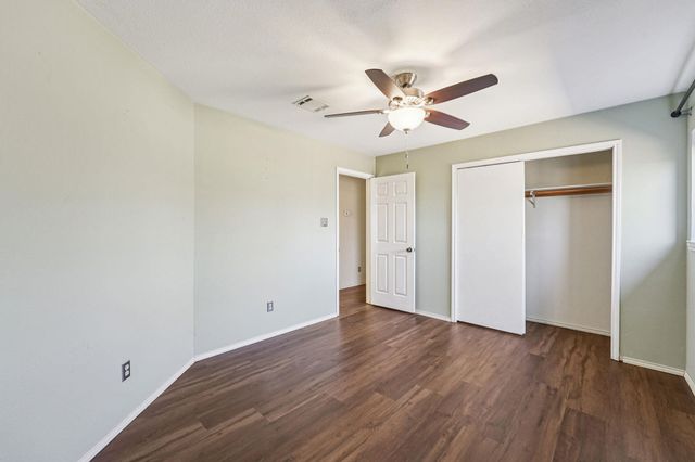 407 Country LN, Mcdade, TX 78650