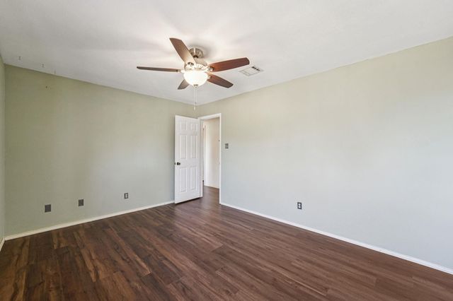 407 Country LN, Mcdade, TX 78650