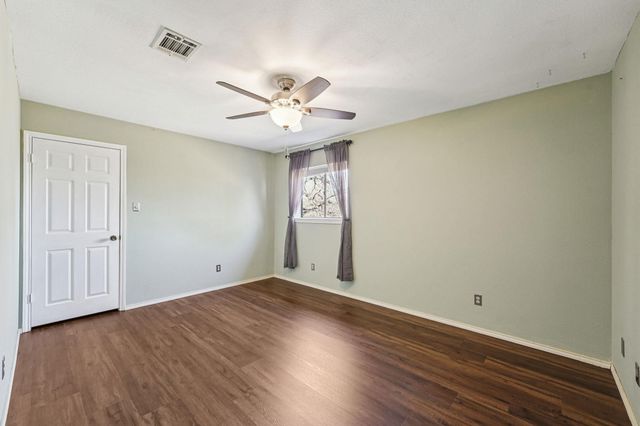 407 Country LN, Mcdade, TX 78650