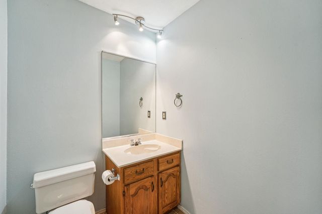 407 Country LN, Mcdade, TX 78650
