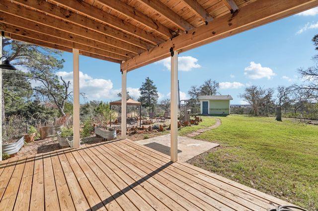 407 Country LN, Mcdade, TX 78650