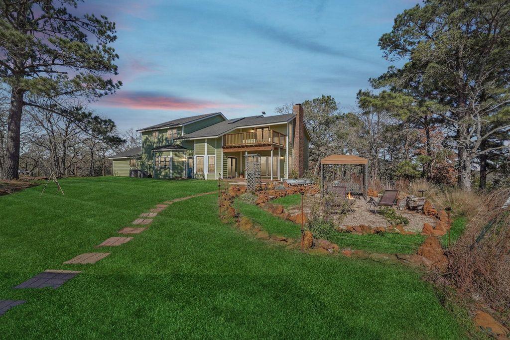 407 Country LN, Mcdade, TX 78650
