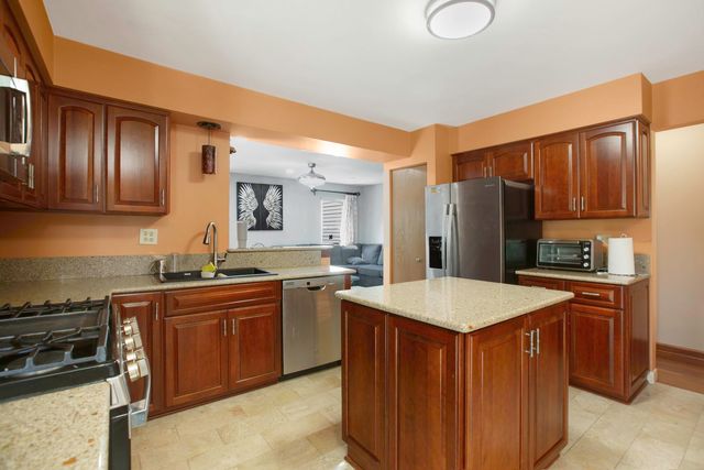 17 Buchanan Lane, Streamwood, IL 60107