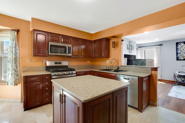 17 Buchanan Lane, Streamwood, IL 60107