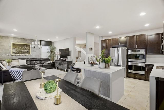 8870 NW 99th Path, Doral, FL 33178