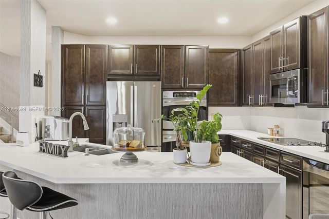 8870 NW 99th Path, Doral, FL 33178