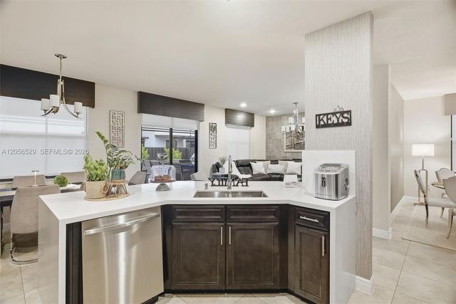 8870 NW 99th Path, Doral, FL 33178
