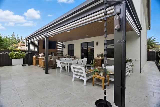 8870 NW 99th Path, Doral, FL 33178