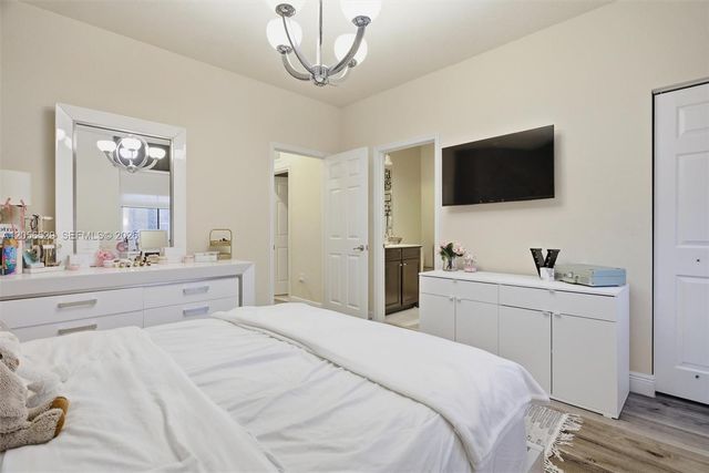 8870 NW 99th Path, Doral, FL 33178