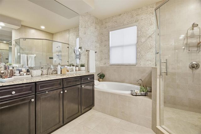 8870 NW 99th Path, Doral, FL 33178