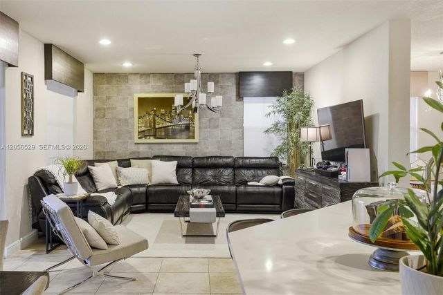 8870 NW 99th Path, Doral, FL 33178