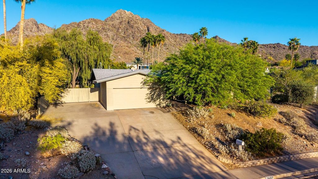 Image 10 of property listing at 7657 N 22nd Street, Phoenix, AZ 85020