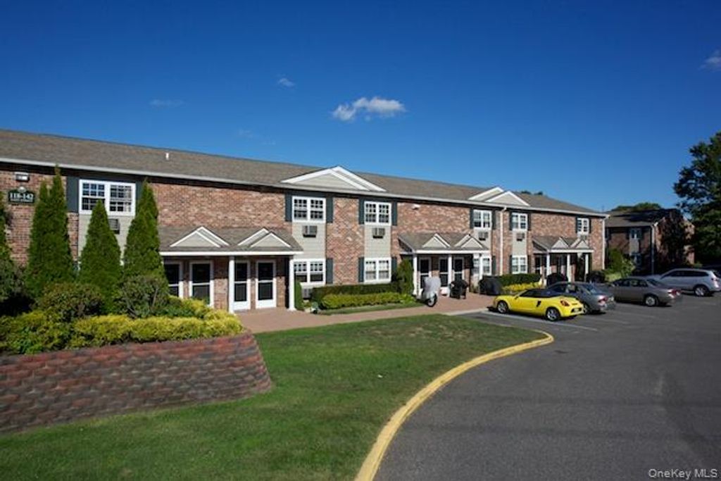 118 Easy Street 118E, Sayville, NY 11782