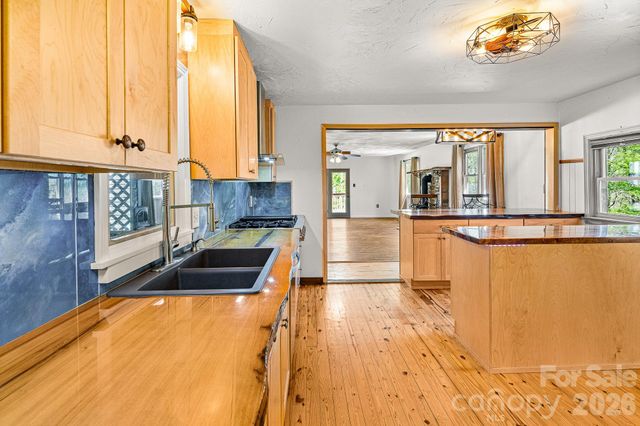 114 Walker Street, Black Mountain, NC 28711
