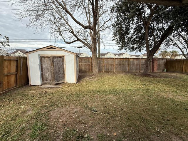 4823 Meadowglen Drive, Pearland, TX 77584