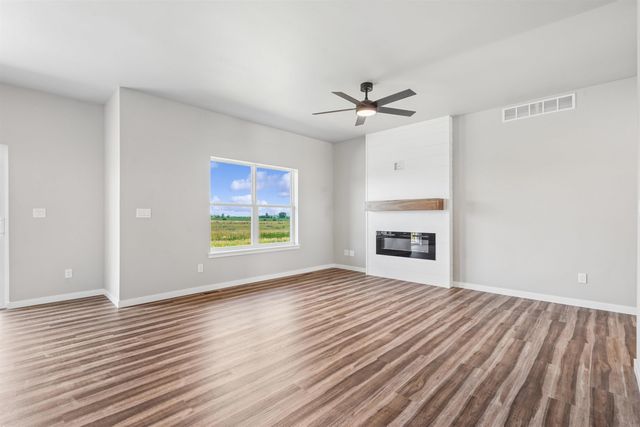 155 Paradise Blvd Boulevard, Waterloo, IA 50701