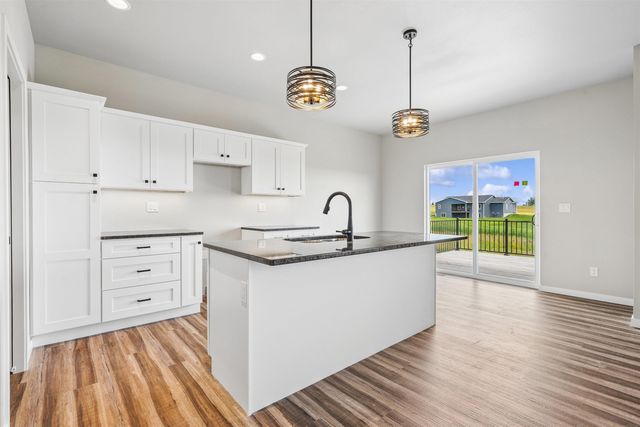 155 Paradise Blvd Boulevard, Waterloo, IA 50701