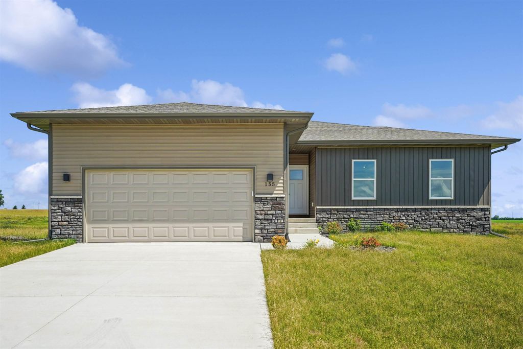 155 Paradise Blvd Boulevard, Waterloo, IA 50701