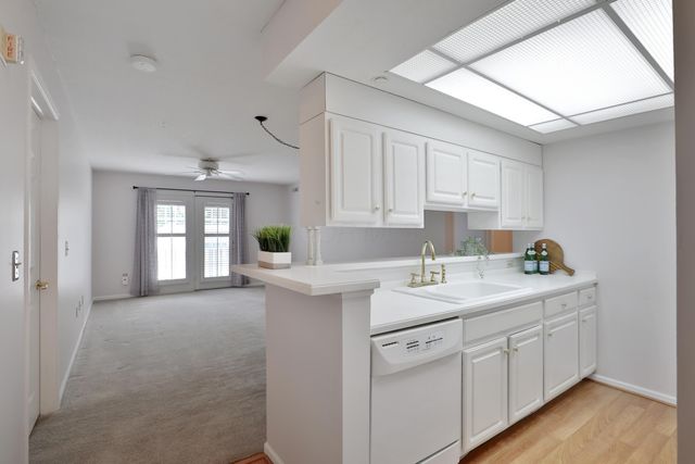 5935 N High Street, 122, Worthington, OH 43085