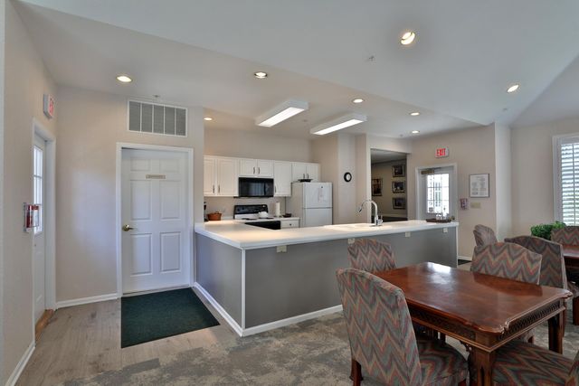 5935 N High Street, 122, Worthington, OH 43085