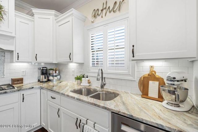 115 Locust Park Pl, Louisville, KY 40245