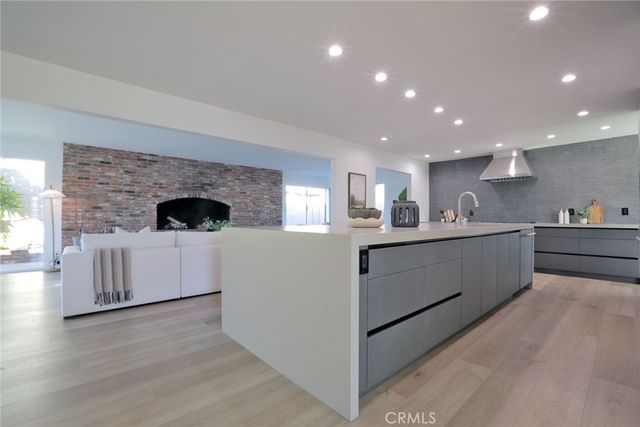 418 E Bay Street, Costa Mesa, CA 92627