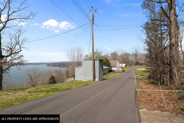 510 Big Richland Dr, Waverly, TN 37185