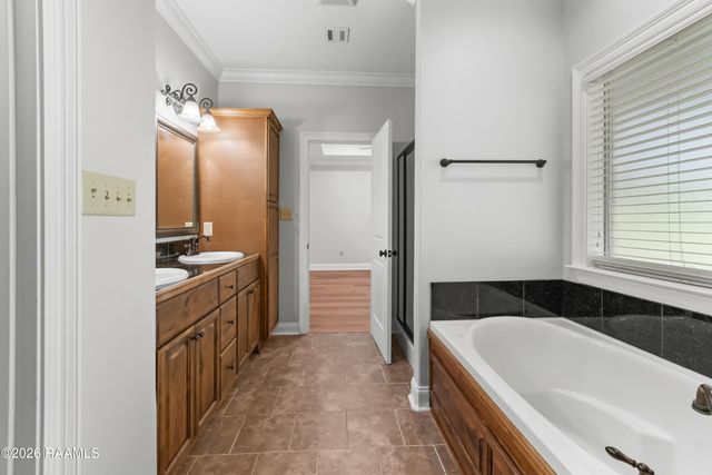 104 Clover Leaf Drive, Lafayette, LA 70508