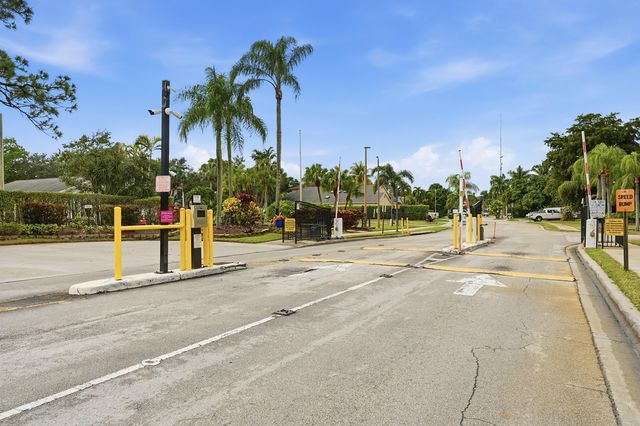 2805 Foxhall Drive E, West Palm Beach, FL 33417