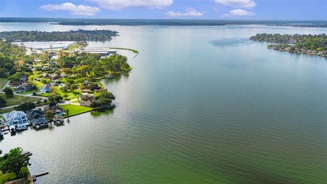 14030 Shoreline Drive, Willis, TX 77318